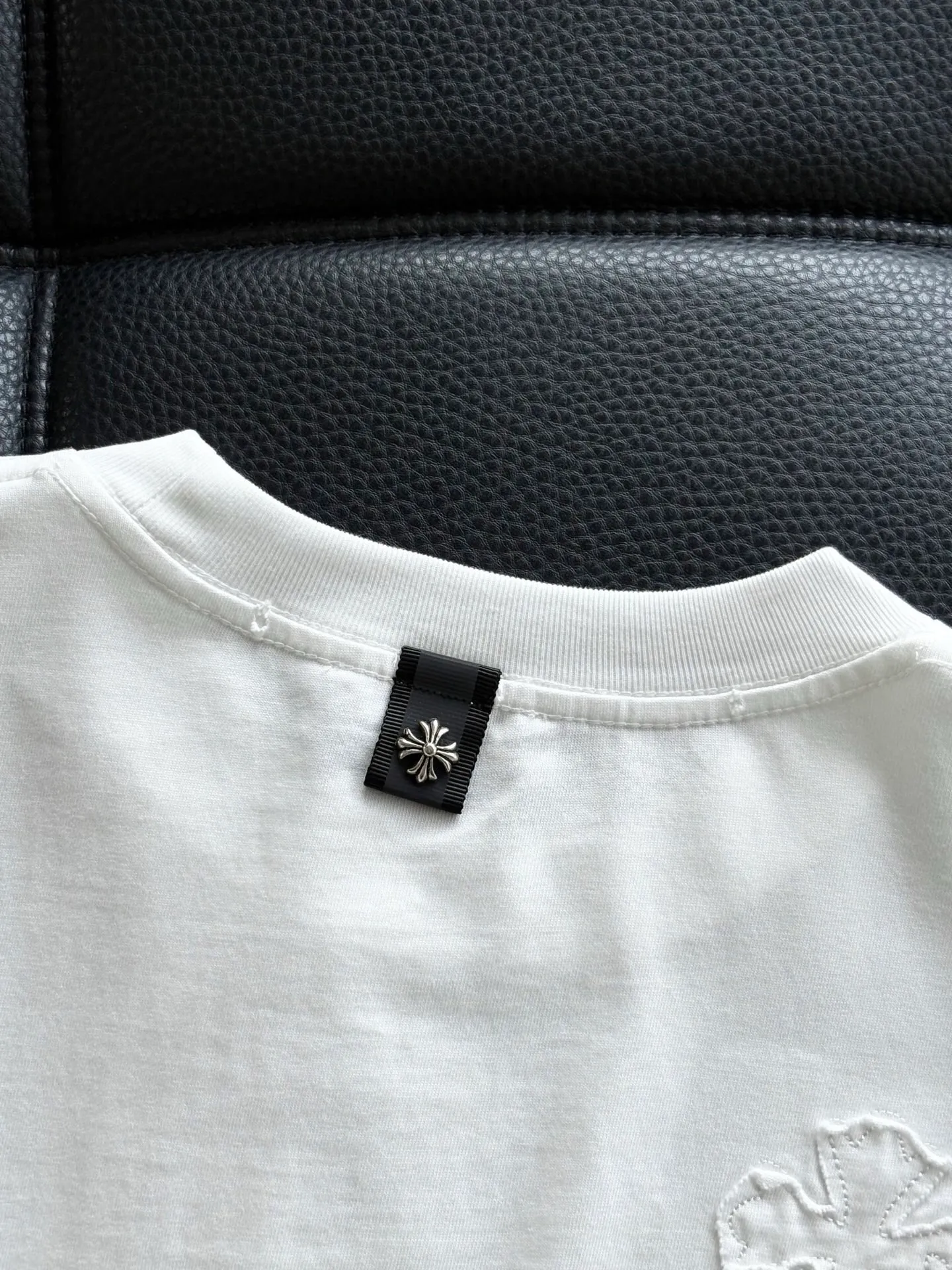 P416 Chrome Hearte CH new cross horseshoe Chrome Heart Sanskrit three-dimensional patchwork show craftsmanship, washed and frayed, pure cotton fabric, custom dyed in the same vat with special thickened 32 double-stranded 1X1 threads. .Light luxury, a must-have item for daily commuting for men and women.  Color: Black White Size: M~3x Style No.: 3579